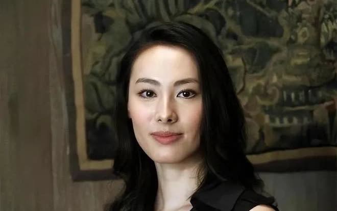 我问我奶奶，这女孩梁洛施怎么样？她沉默了很久，突然说了一句话，她