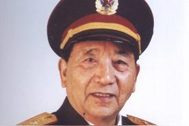 1931年，徐向前骑马经过一堆尸体旁，恰好看到一具正奋力扭动身体的“尸体”，当即