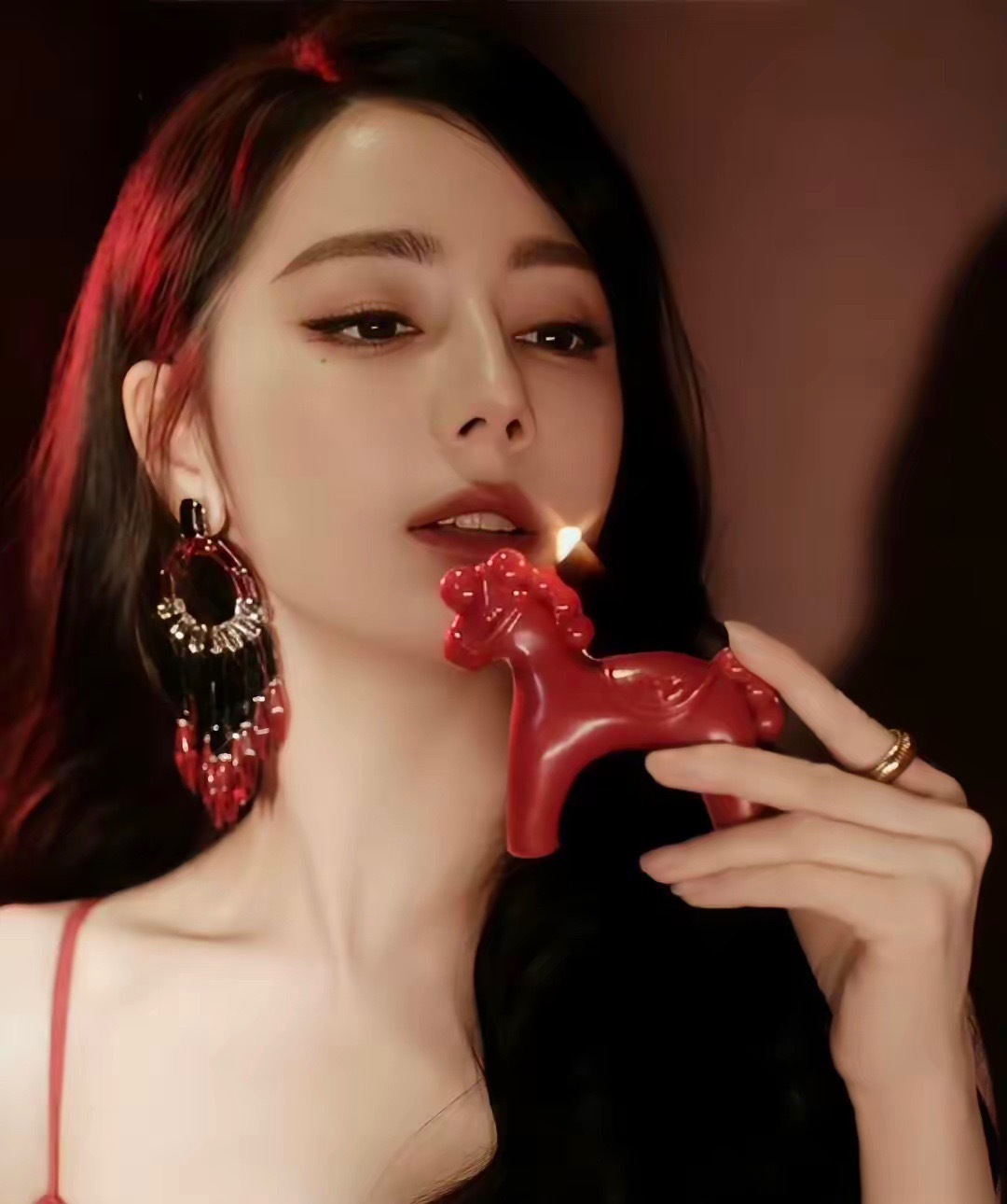 整个内娱我最搞不懂的人，就是热巴了，明明自己已经是顶流了，为什么会被自己工作团队