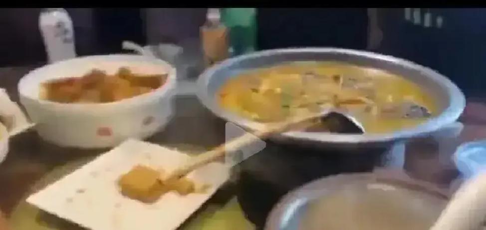 杭州小伙小陈相亲，女方没打招呼直接带来四个闺蜜，六张嘴点了一千四。吃完一句“没