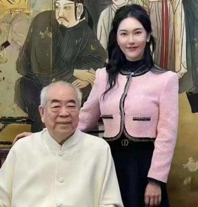 大家发现没有，像范曾这样的名老艺术家，尤其是像他这样87岁老来得子的名老艺术家，