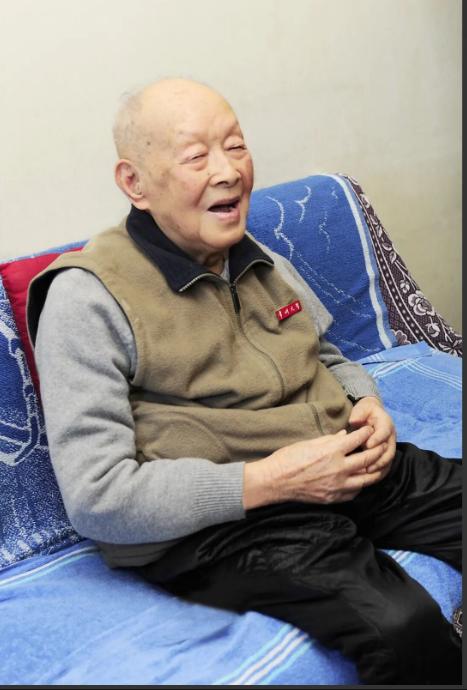 生物学专家说：“一个人的性欲，比寿命短几年。一个人的食欲，比寿命短几天。一个人的