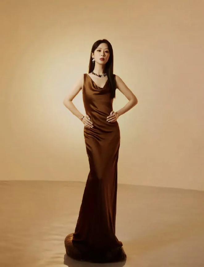 杨紫晒端午写真照，160cm的身材被拉成了175cm，脸P得估计她自己都快不认识