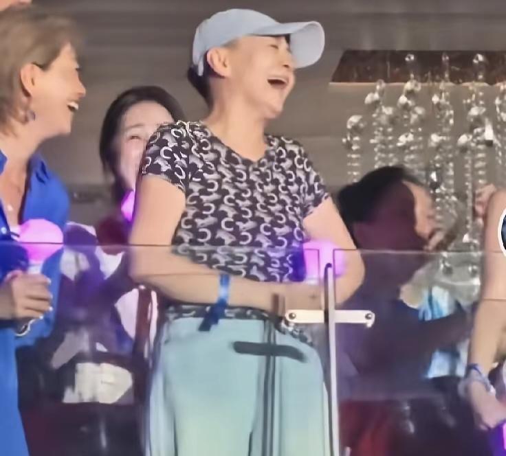 那英演唱会上，指着嘉宾区域介绍说，最尴尬的人却是宋丹丹那英北京演唱会那晚，嘉宾