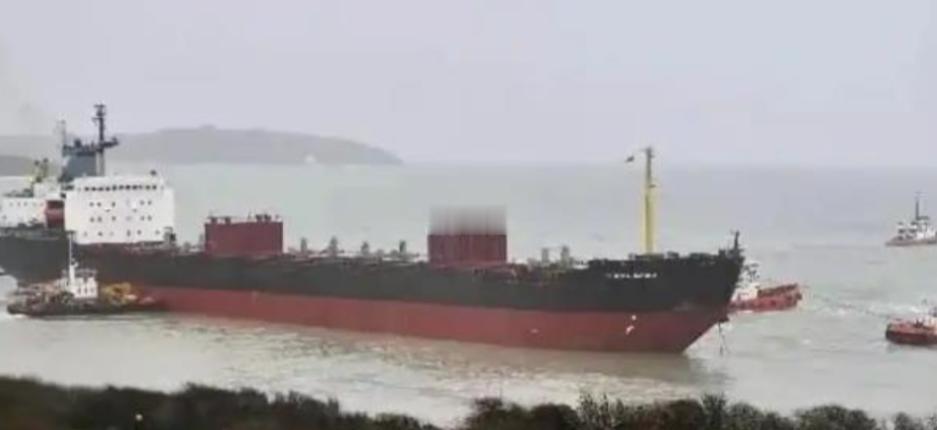 法国扣了一艘俄罗斯油轮，结果发现船长竟是中国人，这事儿直接让舆论炸了！现在法方算