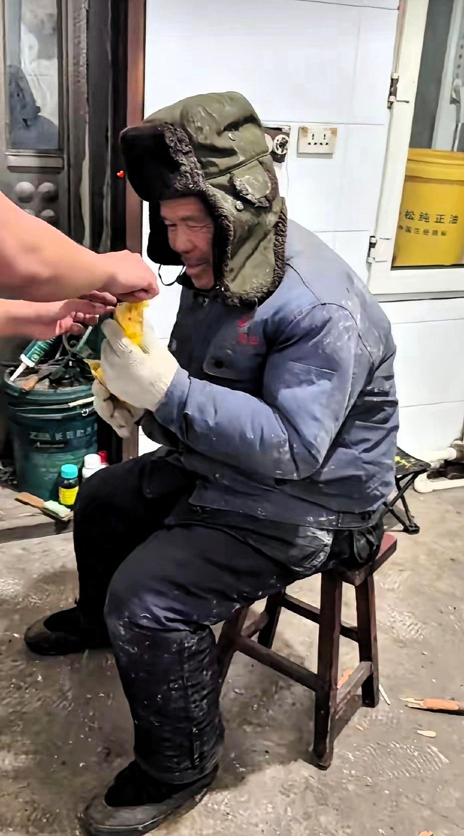 凌晨4点的东北农家，零下23度的寒夜，厨房突然传来说话声，女子一瞅直接吓懵！