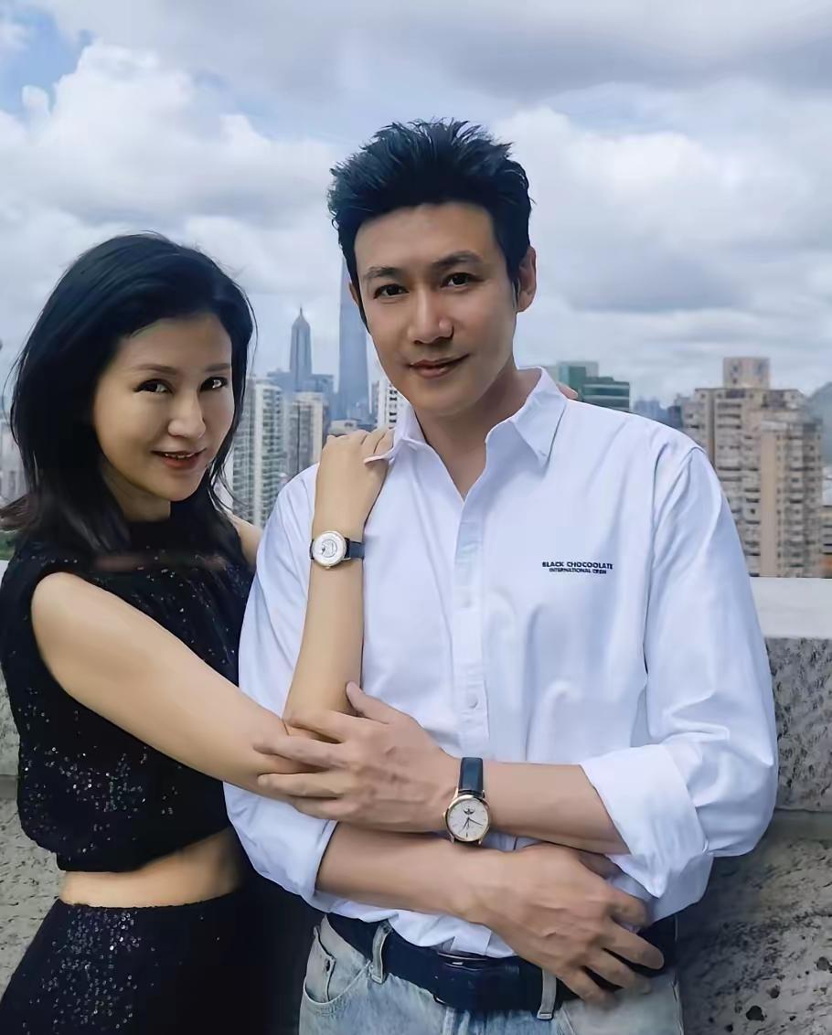 陆毅鲍蕾的脸，不是僵，是老了。高清镜头一怼，皱纹和肉都藏不住，网友就喊“玻尿酸