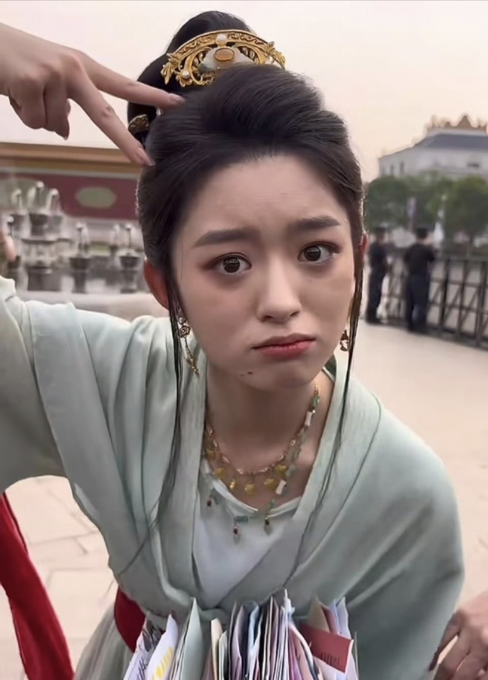 原相机直出的楚乔生图太真实了，鼻翼的卡粉和眼下细纹都清晰可见。现在敢这样直面镜头