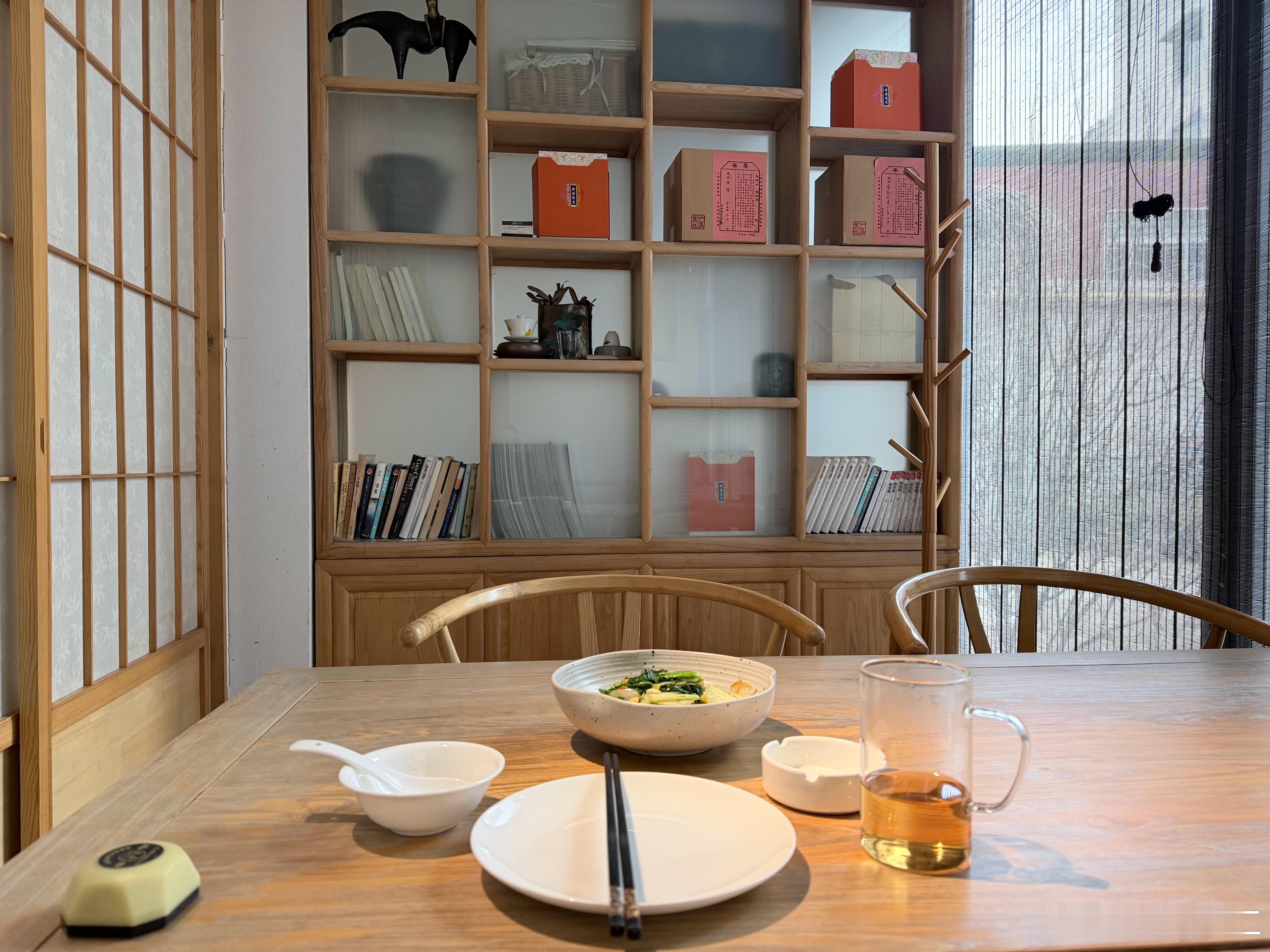 孤独一人一茶一饭，雅静清朗富养。人生打更三万天，日日月月年年！