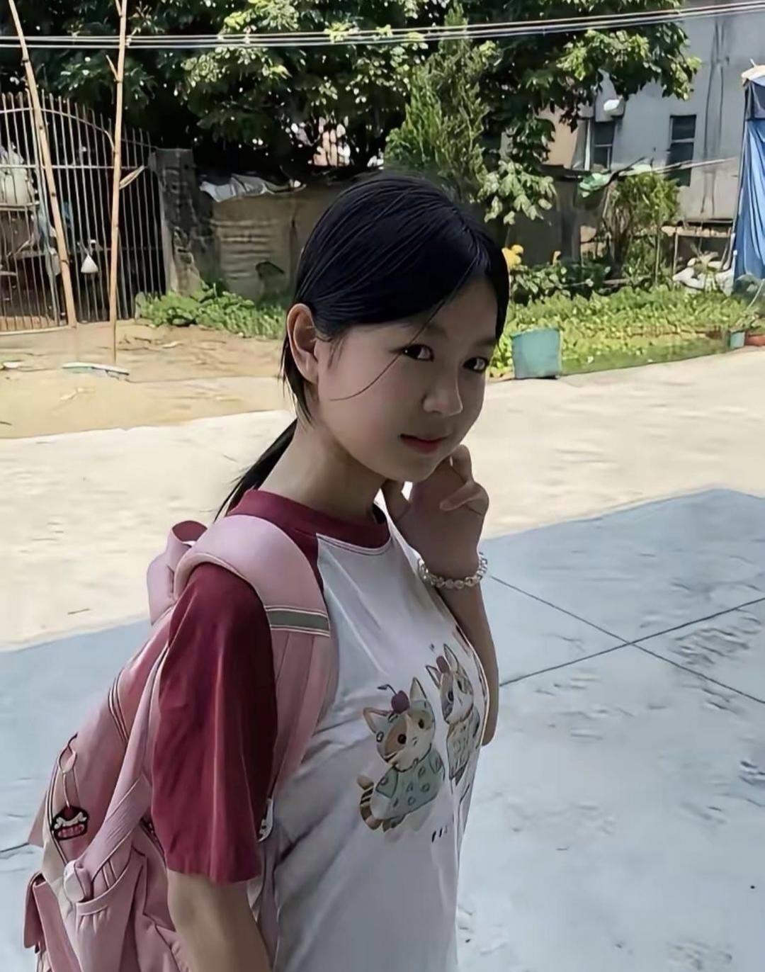 如花的年纪，对世界保持着好奇。