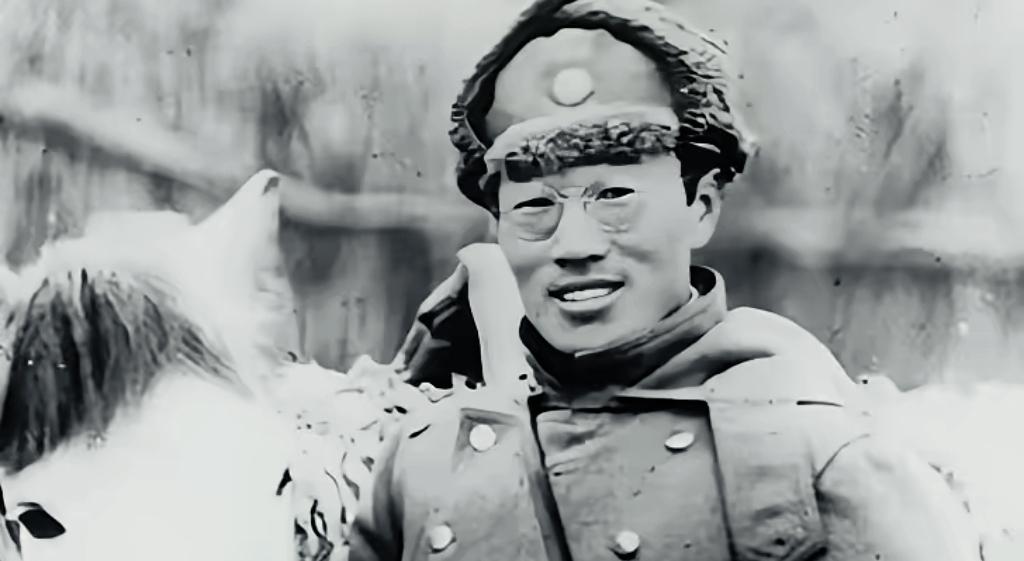 1942年！蒋介石给于学忠下令，让他秘密枪决万毅。于学忠收到电报后，顿时的他陷入