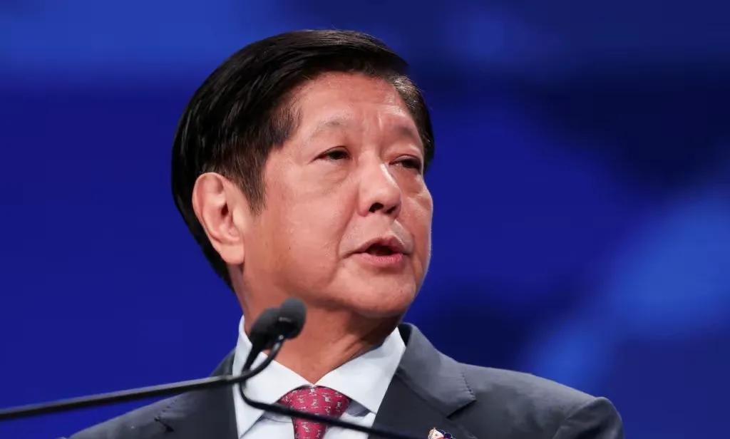 菲律宾总统马科斯这时候终于输了，输得非常地彻底，他本来想利用手中的权益内将杜特而