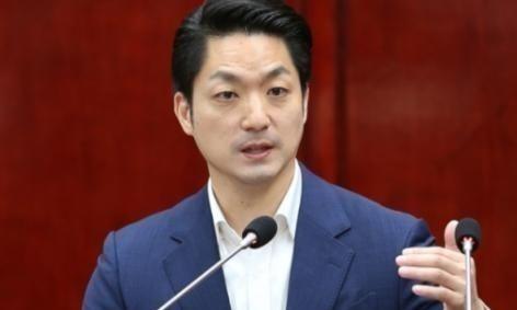 记者问蒋万安：你是台湾人还是中国人？蒋万安的回答出乎预料。他说：我是台湾人，是台