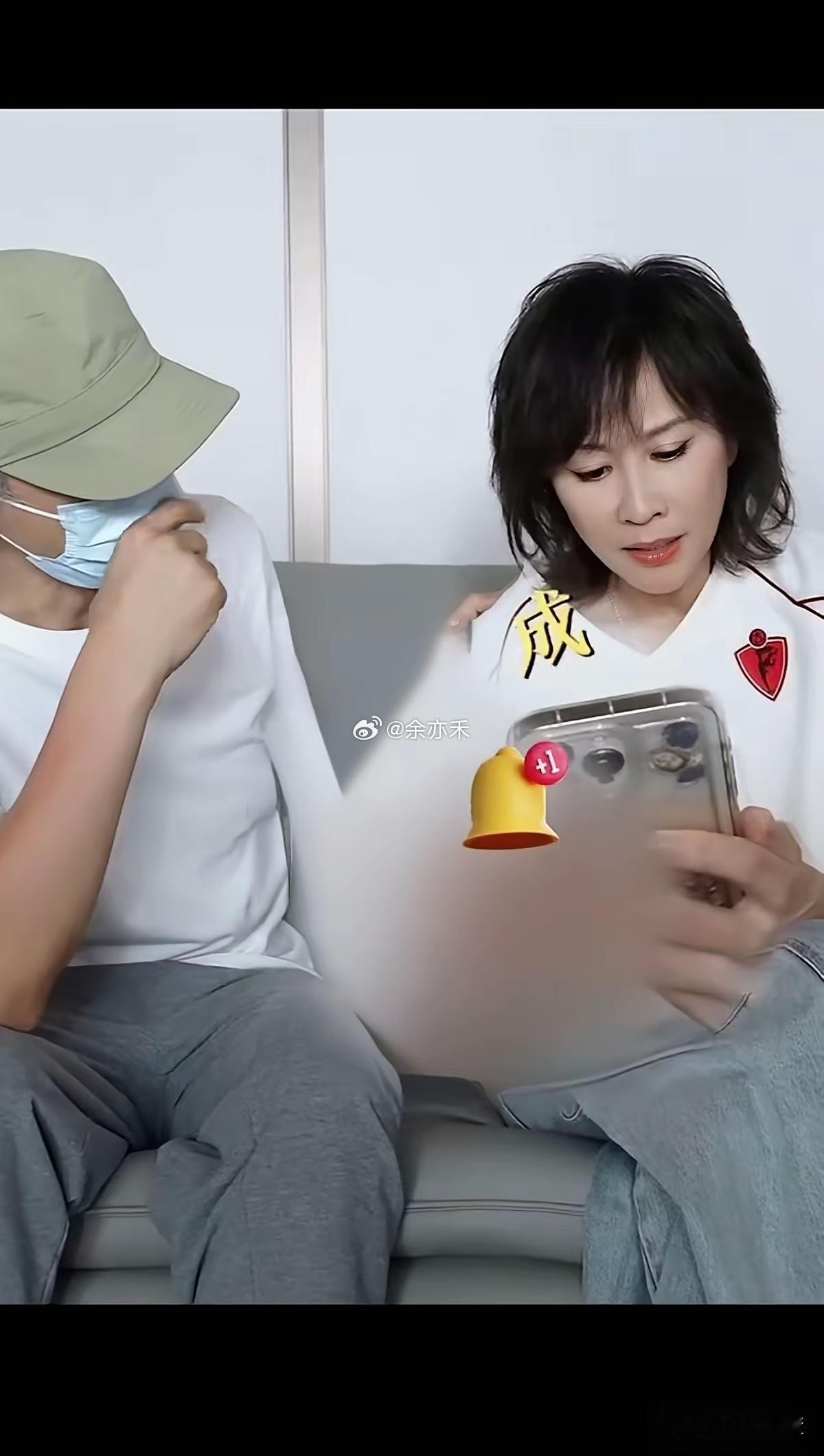 周星驰还是太孤单了，遇到好友刘嘉玲，有点粘人。六十多岁的年纪，却早已须发皆白，眼