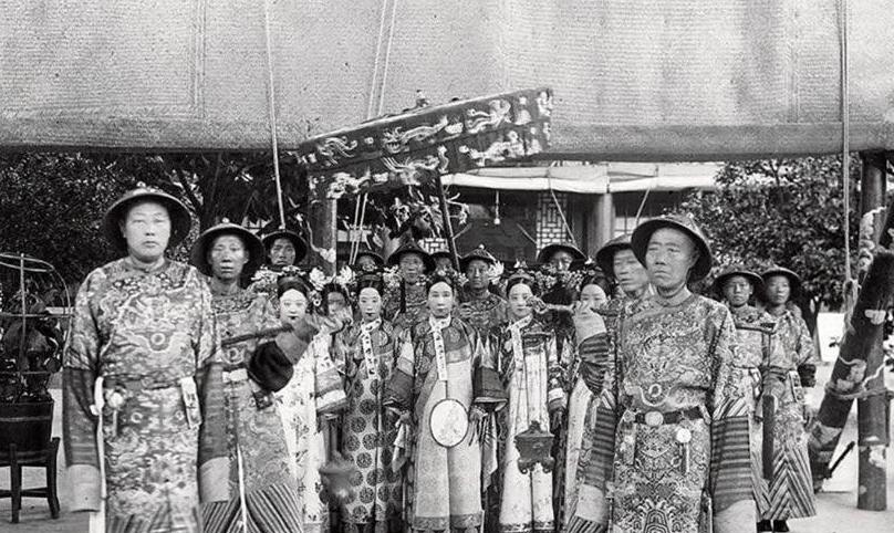 1900年，慈禧狼狈逃窜至山西首富乔家，临行时，慈禧让乔家借她10万两，乔致庸扑