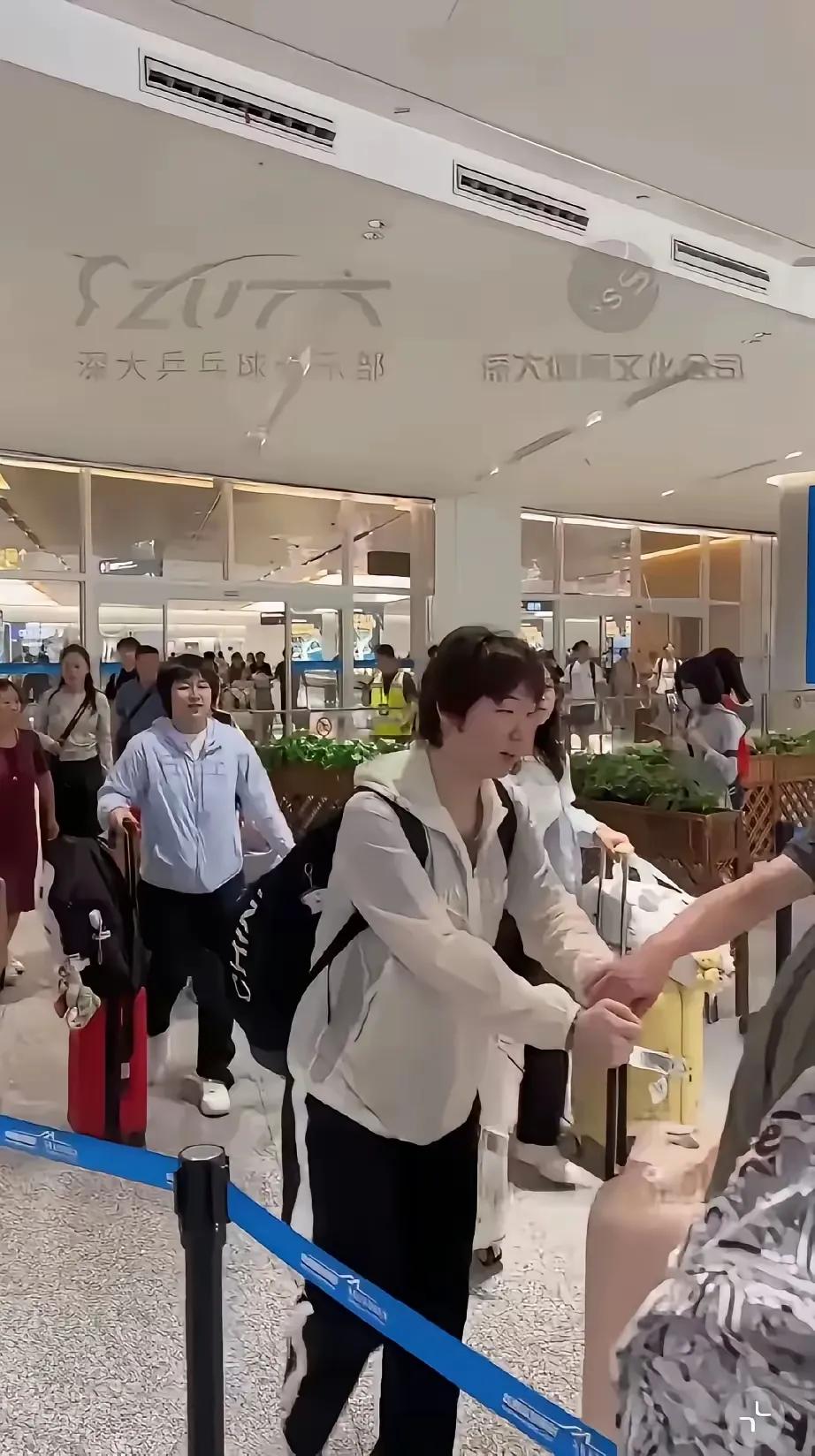 蒯曼、小蘑菇到达乌鲁木齐！蒯曼和小蘑菇两位深大队小朋友已经结伴到达乌鲁木齐，两