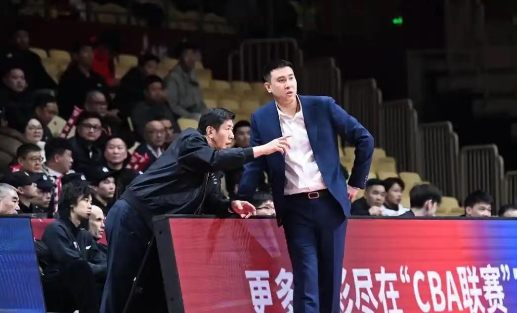 浙江稠州男篮让丁伟转正，感觉这决策不太明智。丁伟执教生涯15年辗转7支球队，虽有