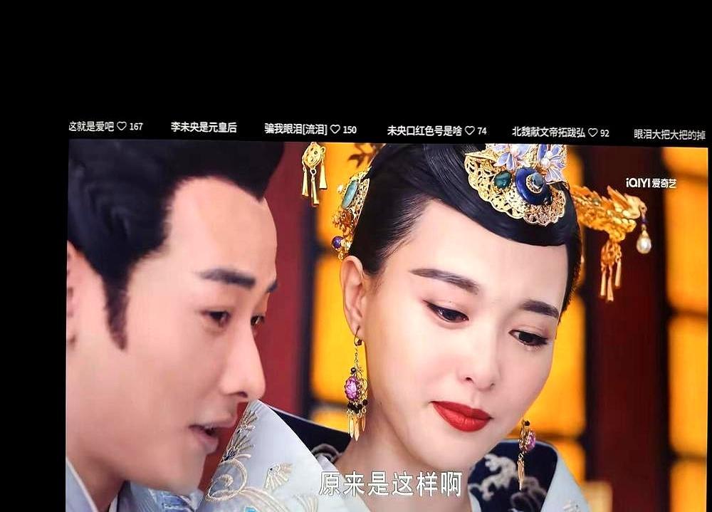 你以为男人最狠的报复是变心？错。是把剧毒藏进龙袍，亲手把自己毒死在你隔壁，连死都