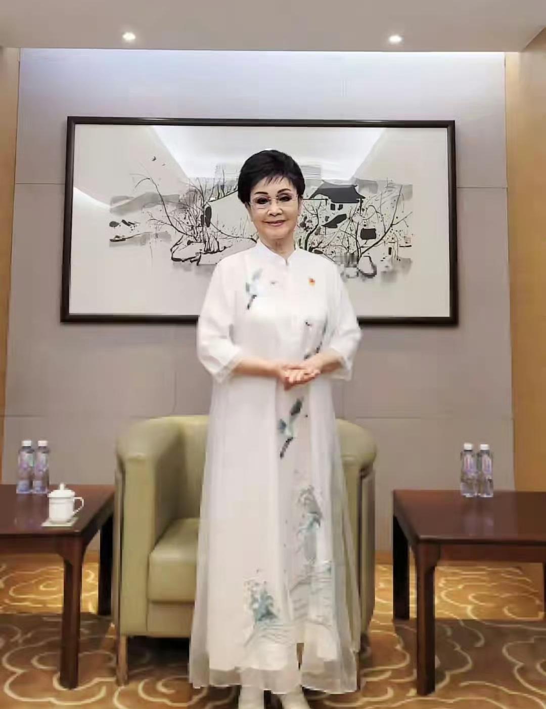 还是和之前一样，是身体原因。李谷一老师亲口说“身体不行，实在登不了台”，还跟