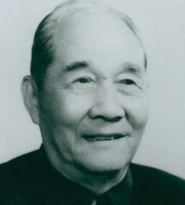 1979年，一位老农为证明自己是红军，在北京拦下最高检检察长的车。门卫以为他在胡
