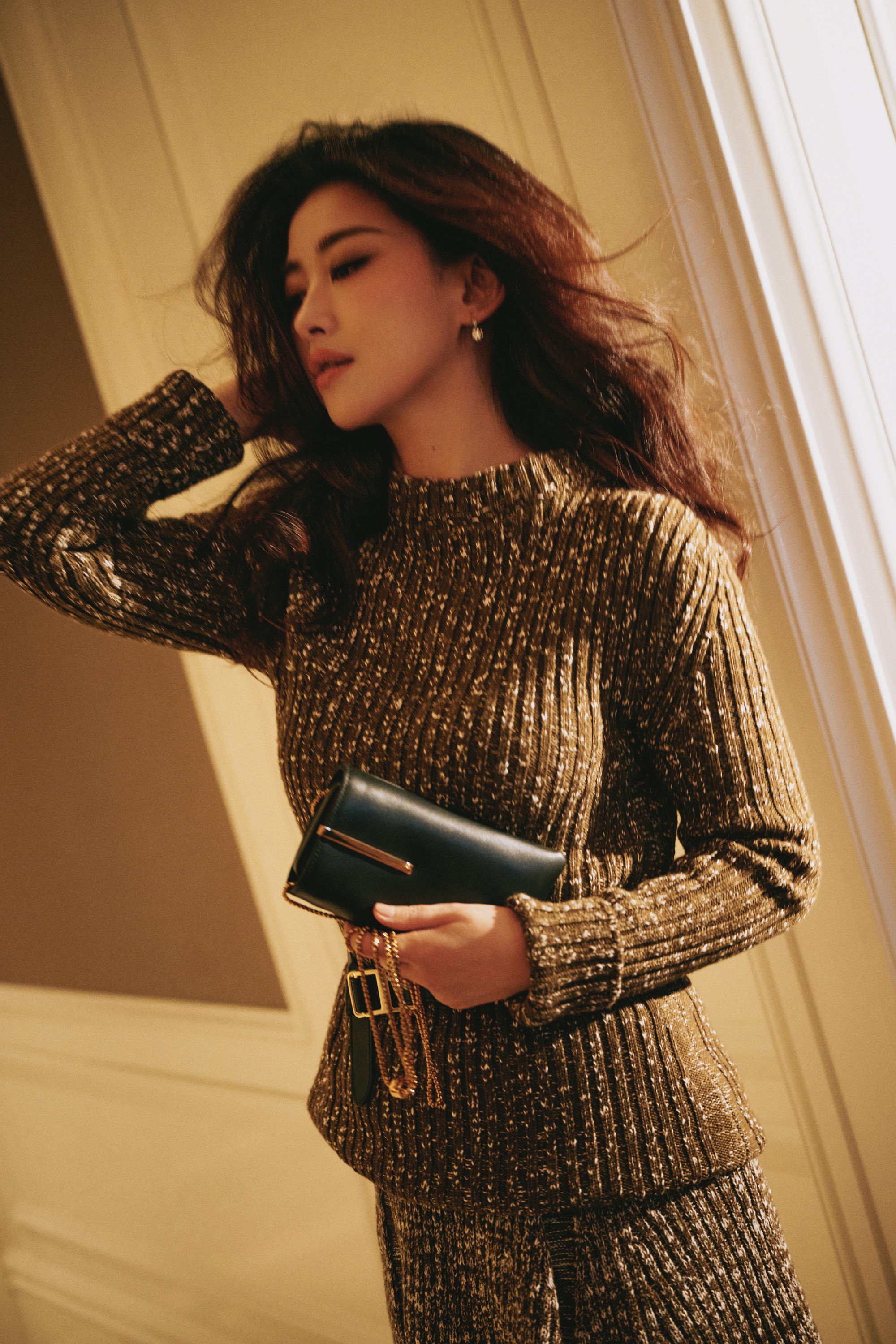 朱珠，冬日穿搭风格大片，很是韵味十足。朱珠