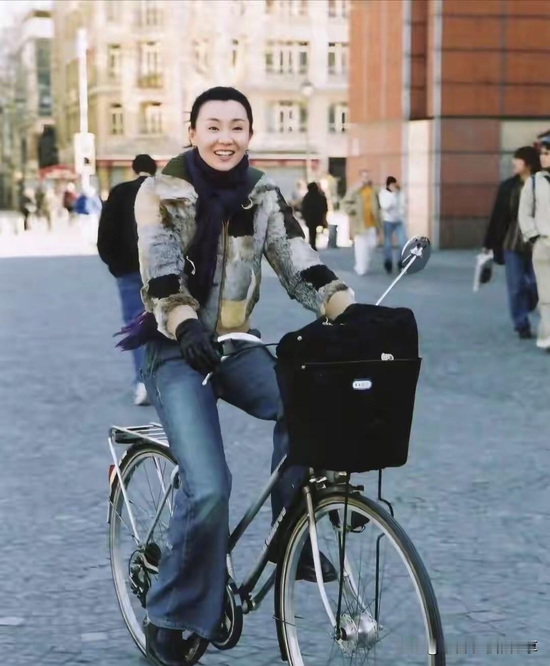 年轻时候的张曼玉骑着自行车，穿搭朴实，颜值在线，是街上一道靓丽的风景线。可惜现在