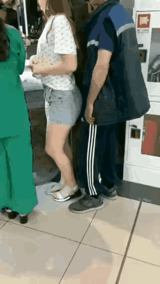 这姑娘八成是感觉到了，不然绝对不会向前跨那一步，这老头病得不轻呀，蹲那么一下就那