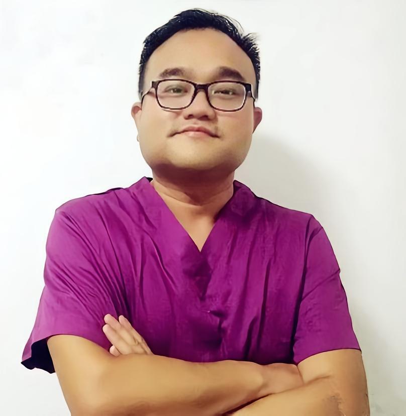 鸿茅哥谭秦东医生也开始直播带货了，这是我刚看到的消息。他坐在镜头前，没有喊着让网