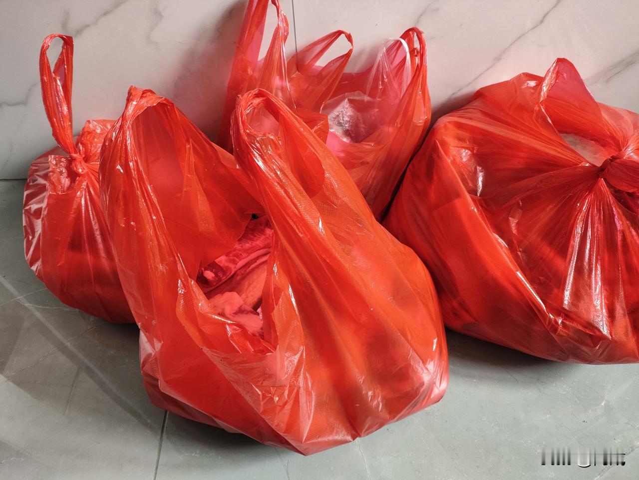 上午我和老妈去菜市场，买了好多五花肉回来。准备熏腊肉了。我们这边肉是有11