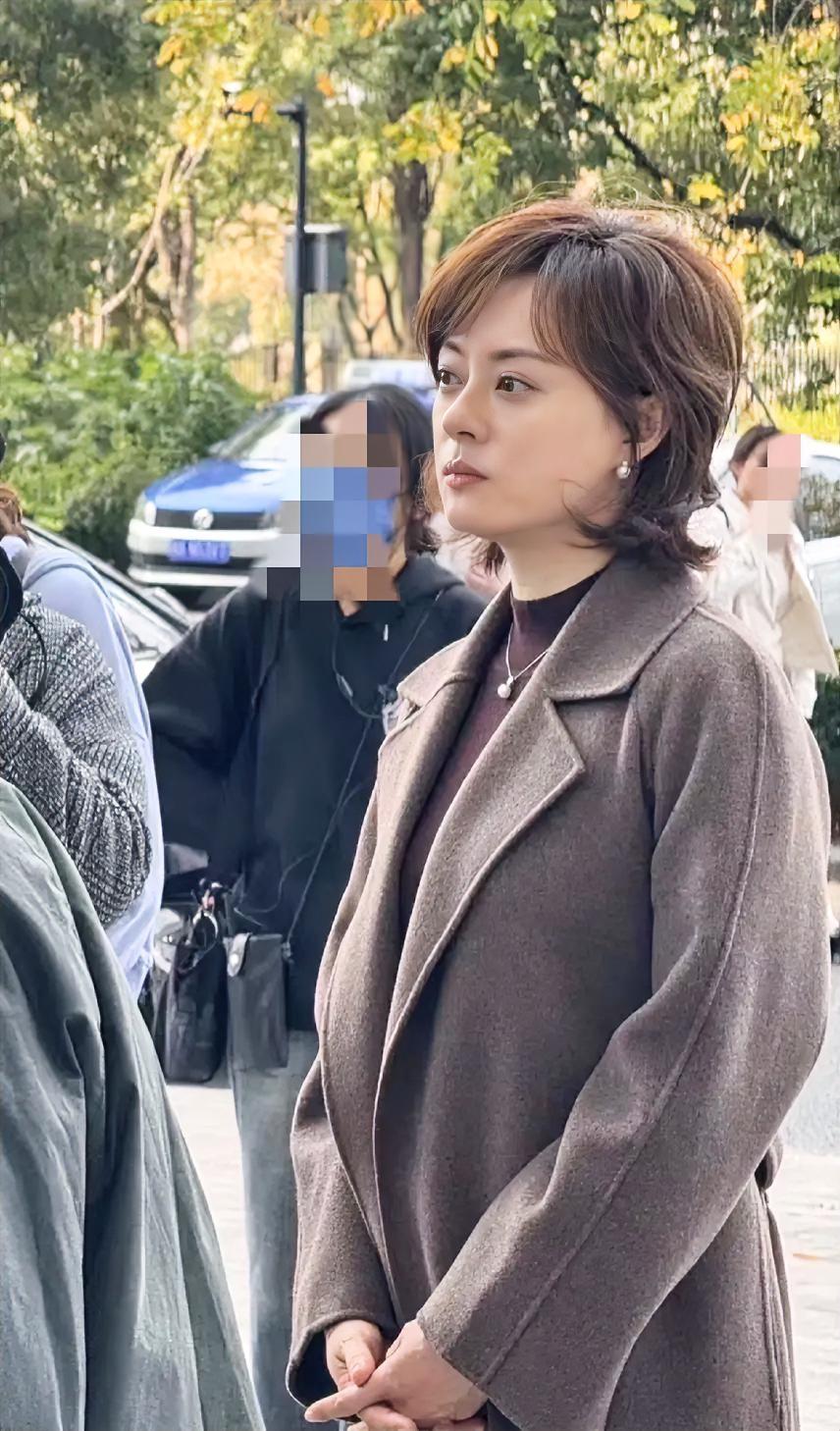 到底谁会觉得孙俪漂亮？这几年感觉她越来越普通了，颜值和以前相差十万八千里。依