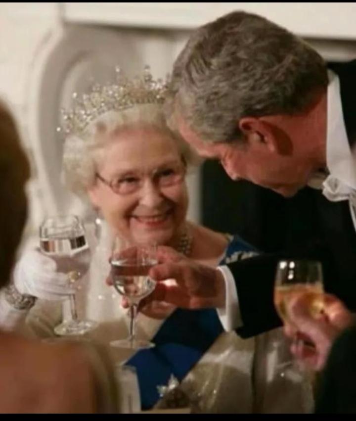 看到这张图片，我简直笑喷了，很多礼仪大师告诉我，用高脚杯喝红酒洋酒时，手不能握