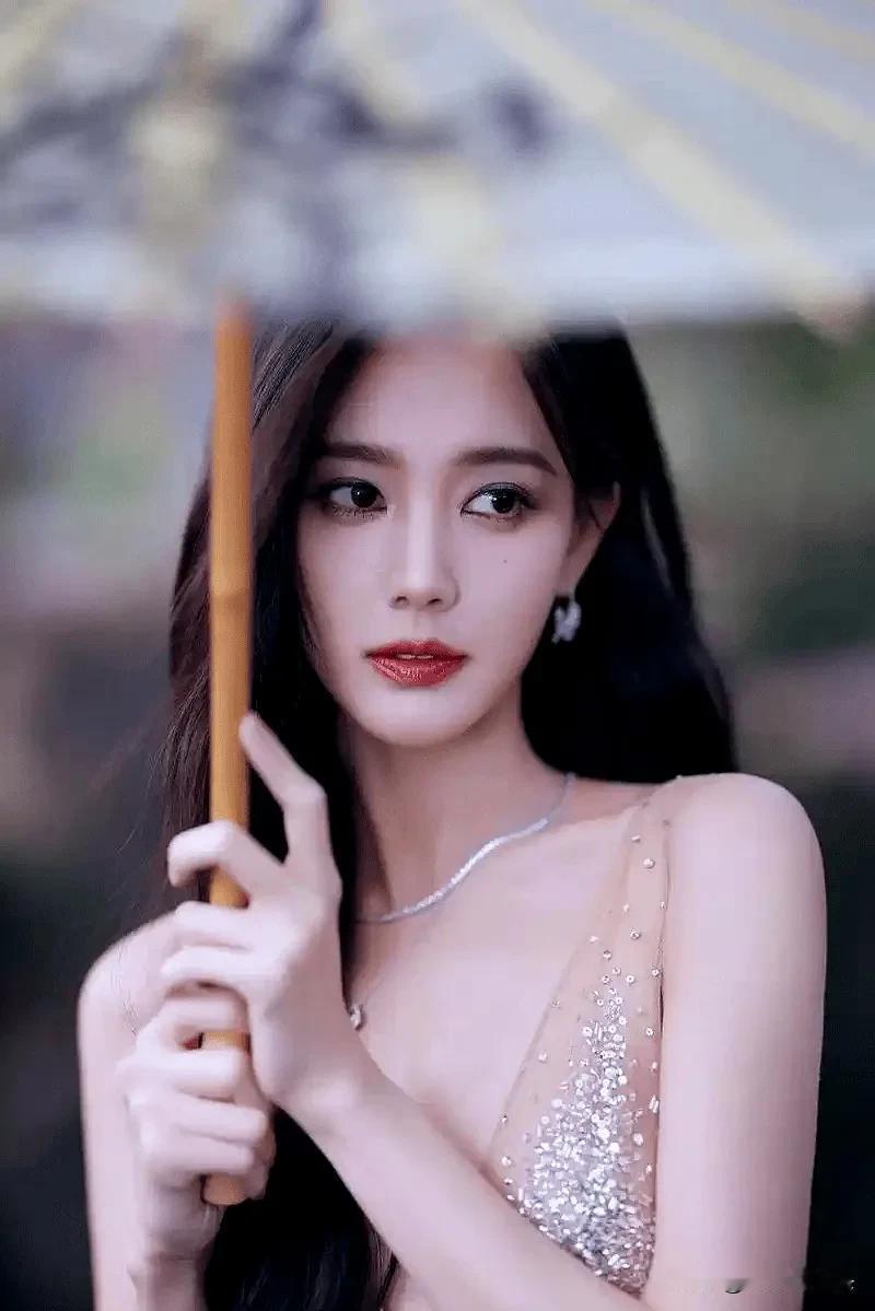 李一桐这性感的樱桃小嘴太诱人了，犀利的眼神尽显魅力。