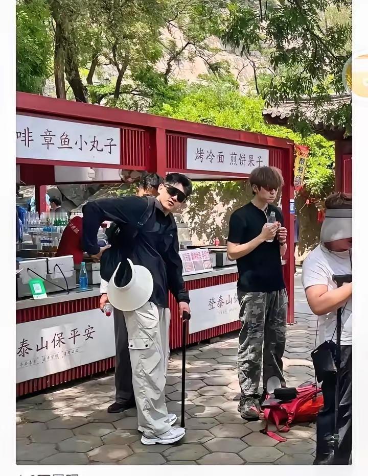 陪爬太可怕了！​我有个同事国庆假期期间他花了900块找了个陪爬，陪爬接了两单，