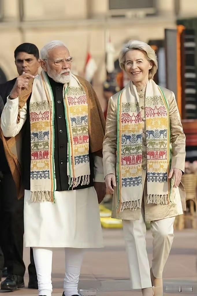 1月27日，莫迪与冯德莱恩披着同款特色披肩并肩而行，被网友调侃“像要进洞房”。当