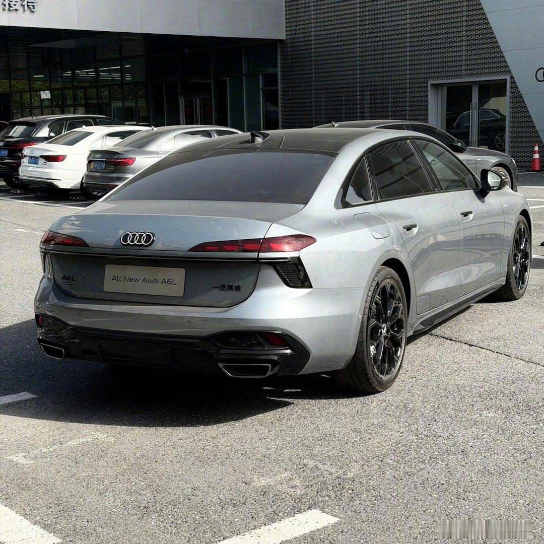汽车全新奥迪A6L实拍车，战斗灰配色好看。全车黑化设计，包括轮毂也进行了黑化