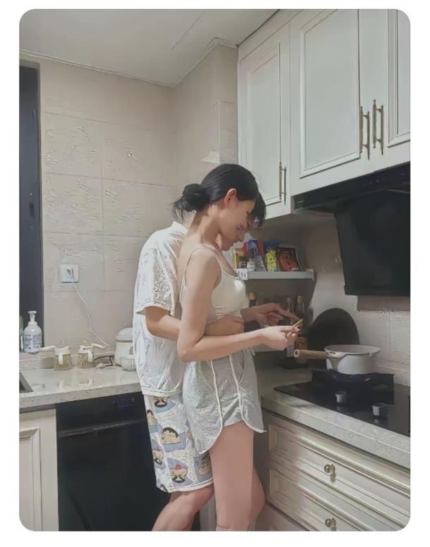 学做饭了美女今年已考学；假期妈妈教做饭；做饭简单好处理；因为都用电饭锅；