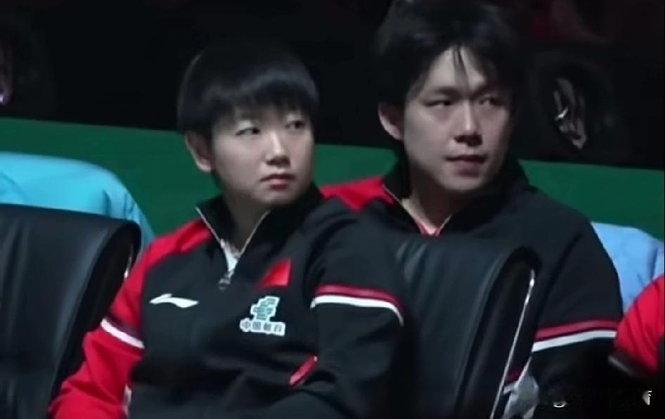 两张照片，其实藏着他们夺冠的真正秘密。不是配合，是共享呼吸。看台上，莎莎因为