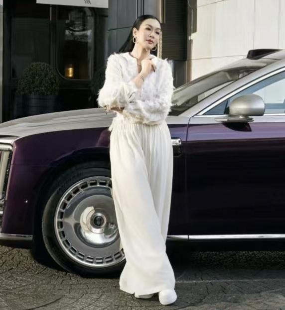 尊界S800真的是大受明星欢迎的出行座驾啊，前一天李连杰刚官宣去提尊界，现在余承