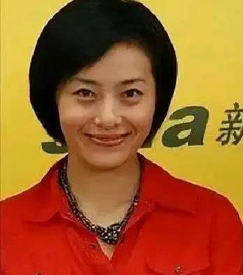 这是水均益的前妻王君。她长得一副笑面，柳叶眉，丹凤眼，圆润的脸庞，妩媚一笑人更甜
