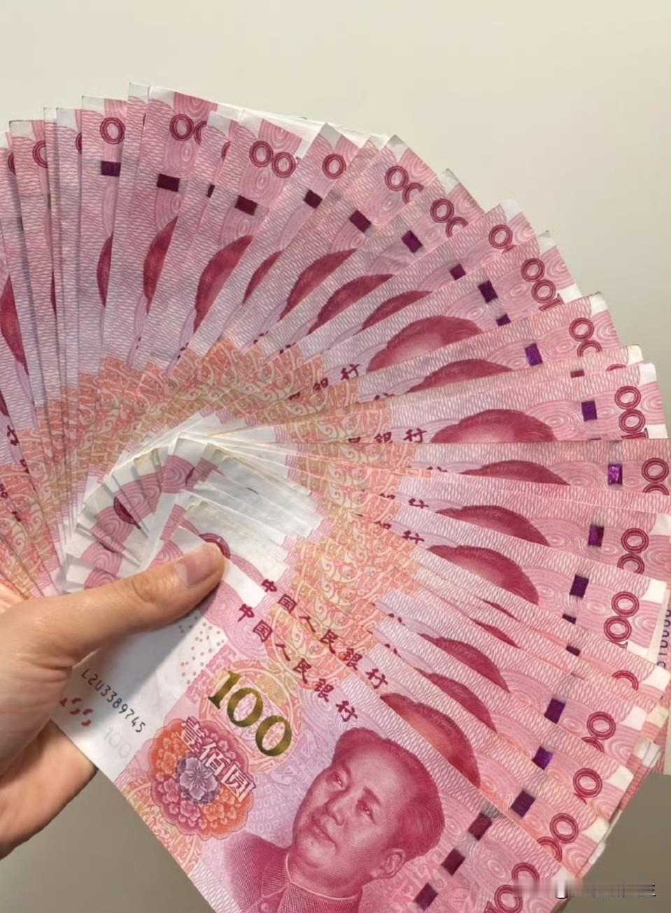 明年起，取款超过5万不用登记了。这个消息一出来，不少人心里踏实了。钱是自己