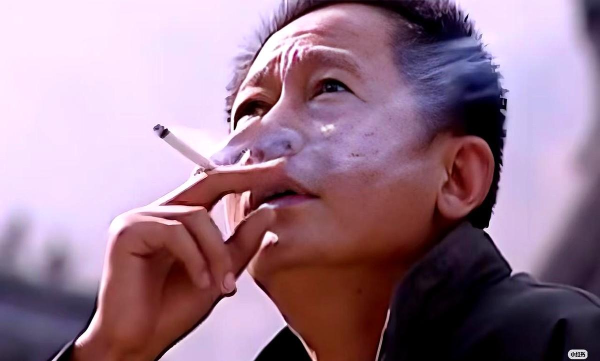 被人当面骂“装清高”，他笑笑不说话。同事故意找茬？他干脆低头喝茶，充耳不闻。