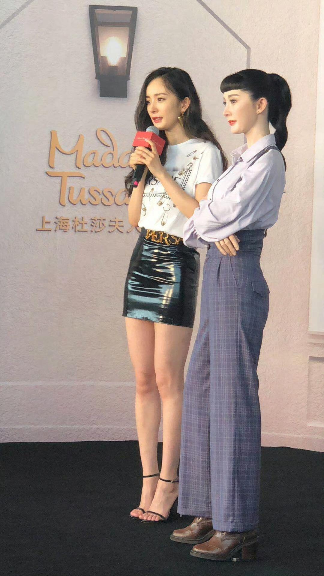 杨幂小皮裙一字带👠