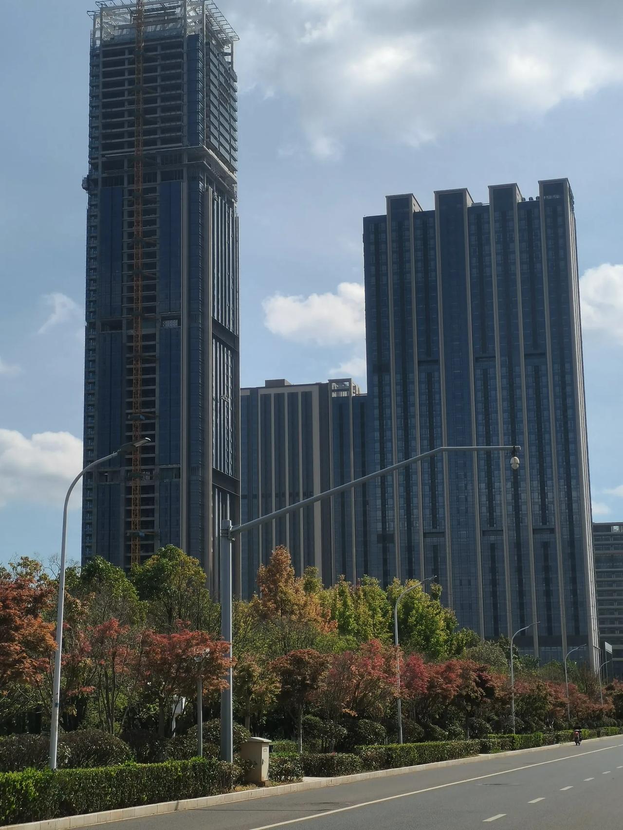 原来这些酒店集团都是跟随鹏瑞利的位于昆明呈贡区高铁南站西广场门口的鹏瑞利现在越