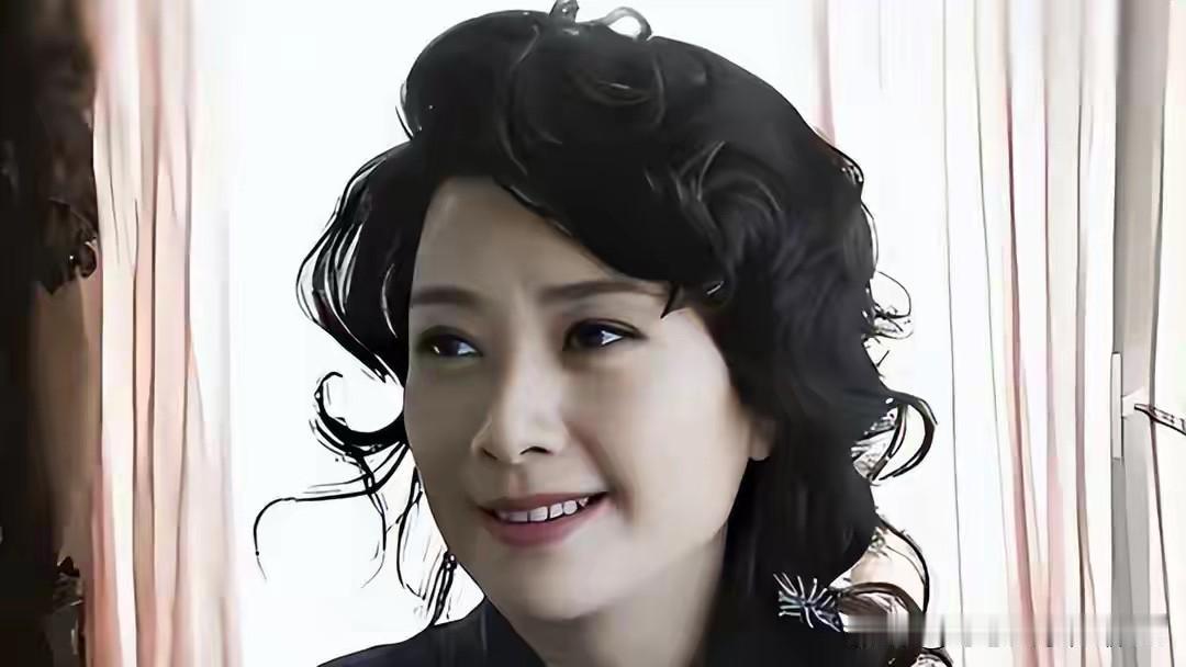 她曾是很多人的梦中情人，如今老了依然有魅力，五官比较大气，本人皮肤白皙，看上去就