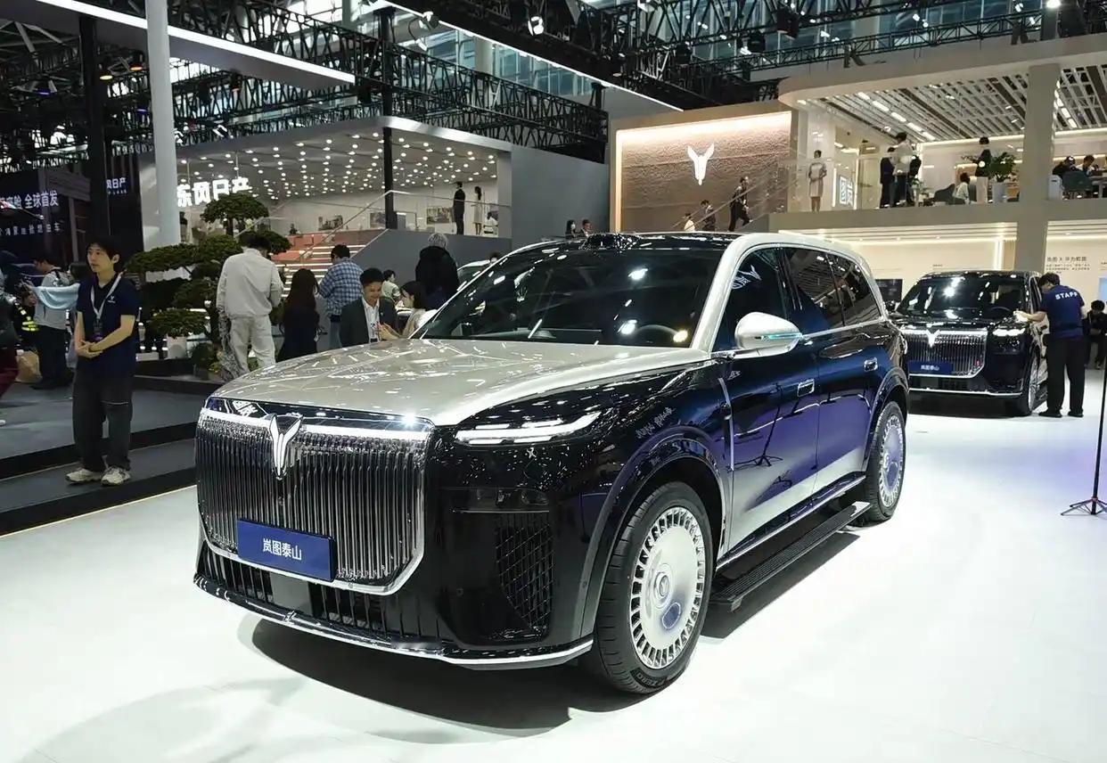 2025广州车展：岚图泰山登场，大六座SUV车长超5米2，配三腔空悬进入车内