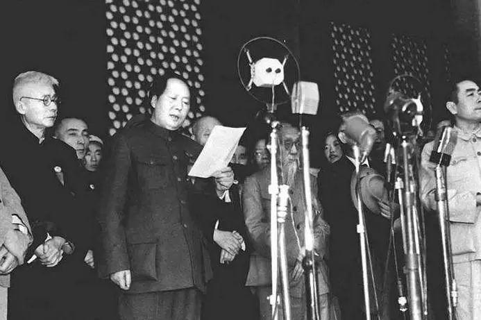 当年翻修天安门广场，毛主席非要强加一个硬性要求，这要求一出没人能办到，都在议论纷