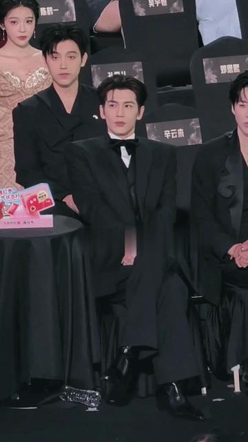 和张凌赫一比，00后的陈飞宇真的是又稳重内核又强大！前面的张凌赫为了缓解疲劳，一