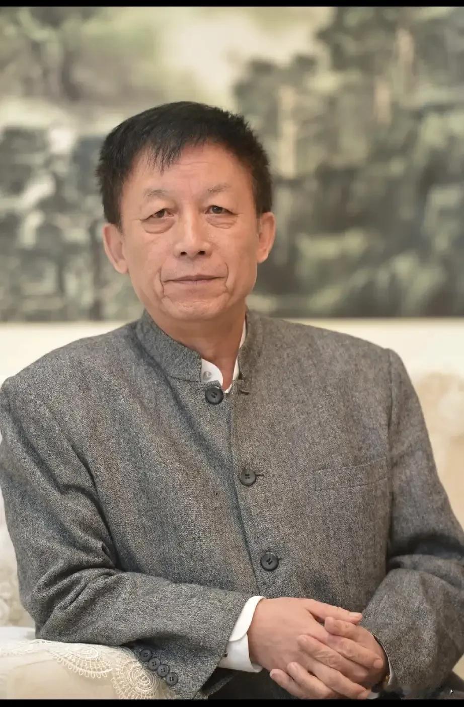 易中天说：“一定要记着，人老了以后，不会再有谁想跟你亲近了，因为你已经没有了利