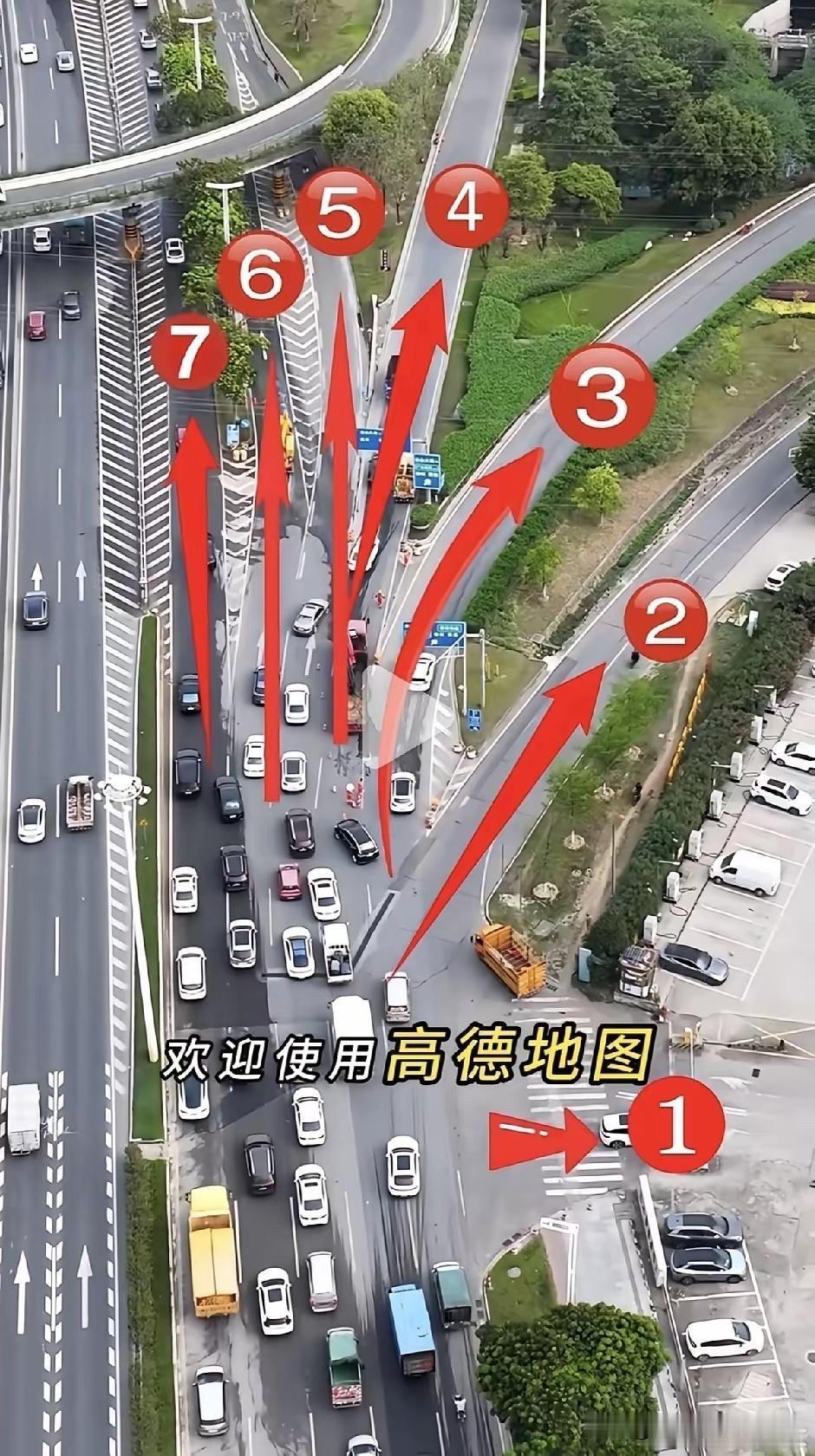 遇到这样的路口，各家导航都直接“懵圈”了。百度地图提醒：“下面将由高德地图为您