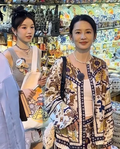 李沁后面这位女士是谁？非常有气质[玫瑰][玫瑰][玫瑰]